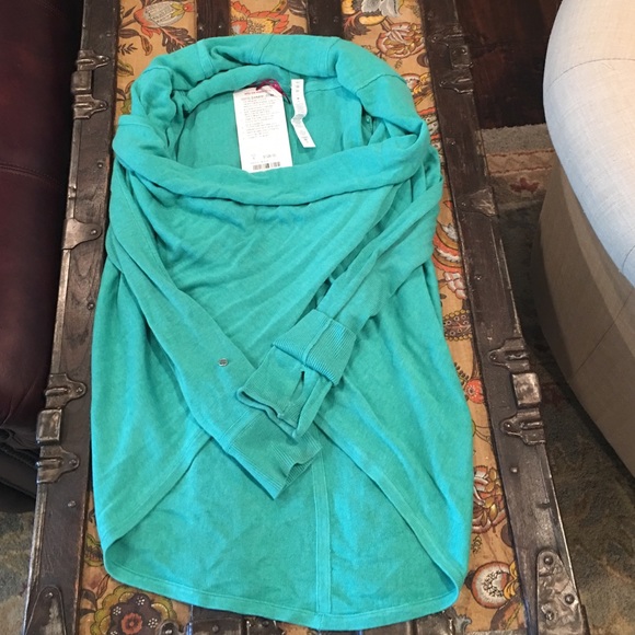 Lululemon Iconic Sweater Wrap NWT, size 6!