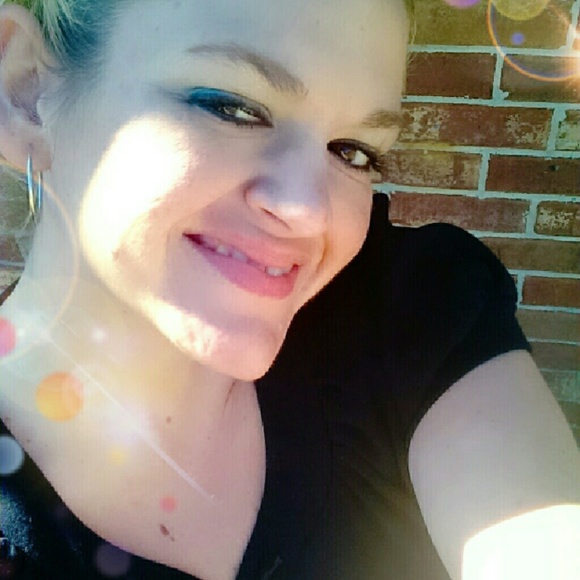 Meet your Posher, Amanda - Picture 2 of 5