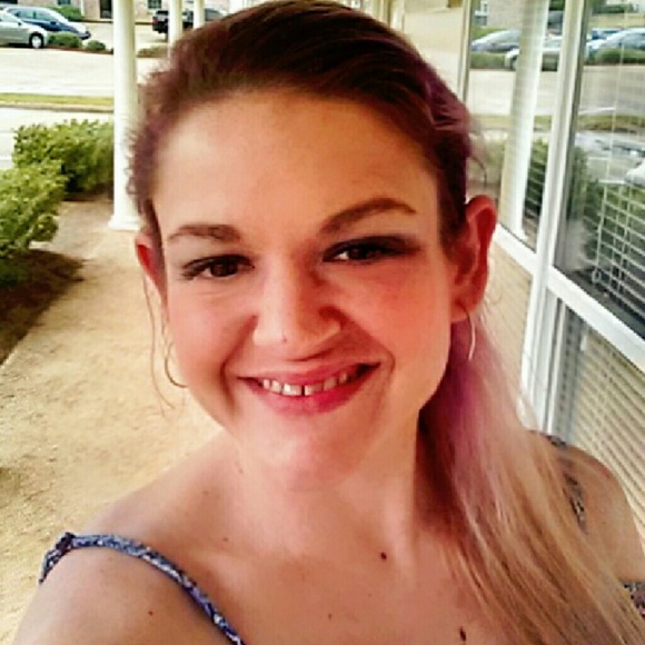 Meet your Posher, Amanda - Picture 3 of 5