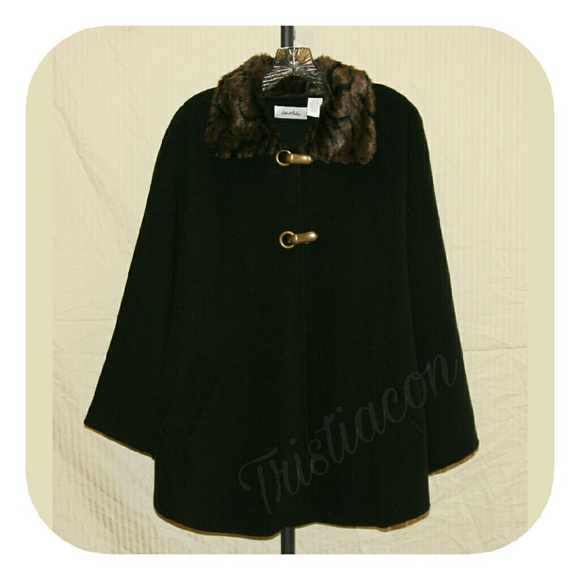 ✨SALE✨  Black Cape w/Faux Fur Trimmed Collar