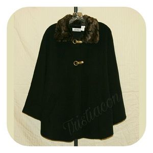 ✨SALE✨  Black Cape w/Faux Fur Trimmed Collar