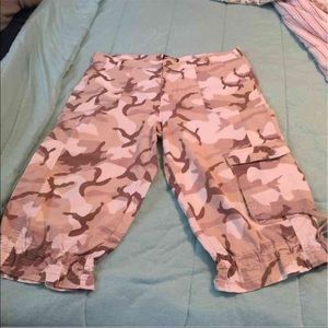 1x. Camo Capri pants