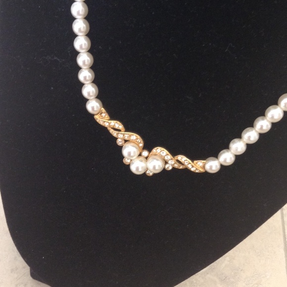BRAND NEW PEARL WITH GENUINE  CRYSTALS NECKLACE