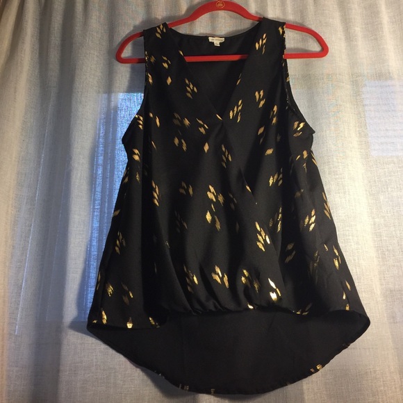 EN CREME Tops - NL NWOT pretty top💕