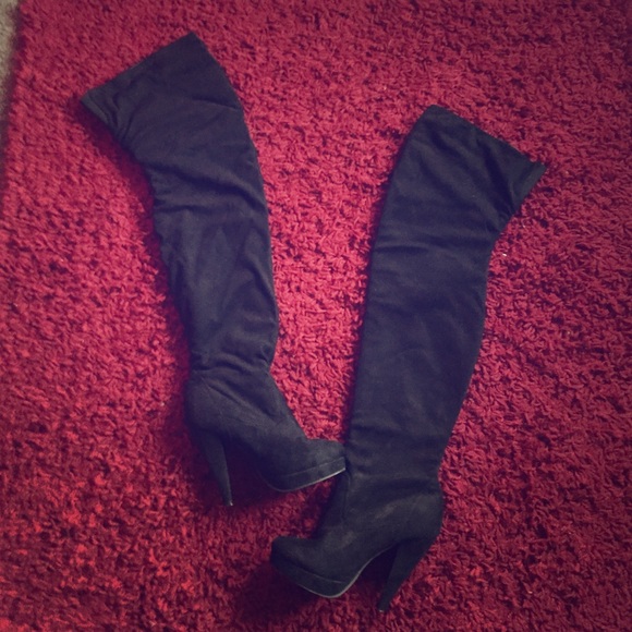 knee high black boots