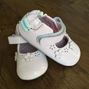 Robeez pink pastel patent soft sole mini shoez