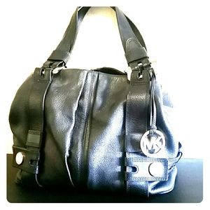 MICHAEL KORS BLACK PEBBLED LEATHER BAG