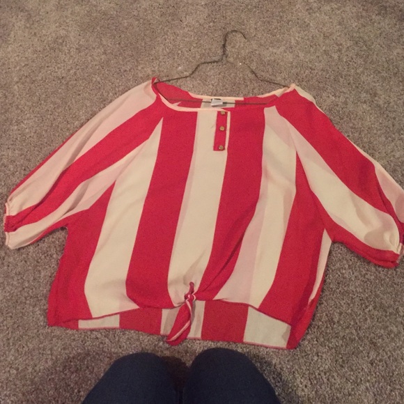 Super cute red and white 3/4 sleeve crop top!