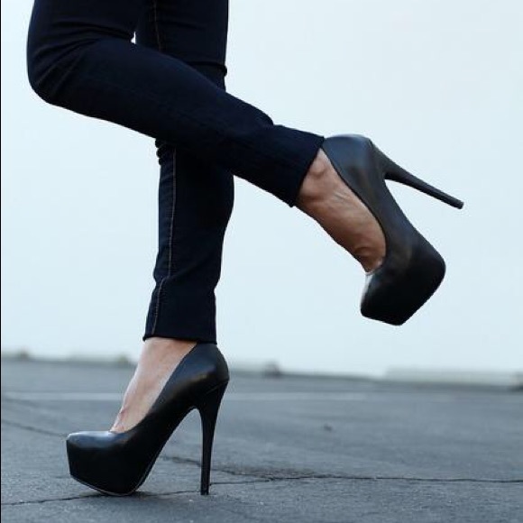 Steve Madden Dejavu platform pumps.