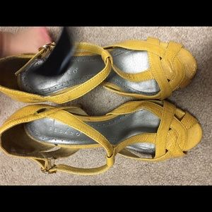 Vintage yellow pumps