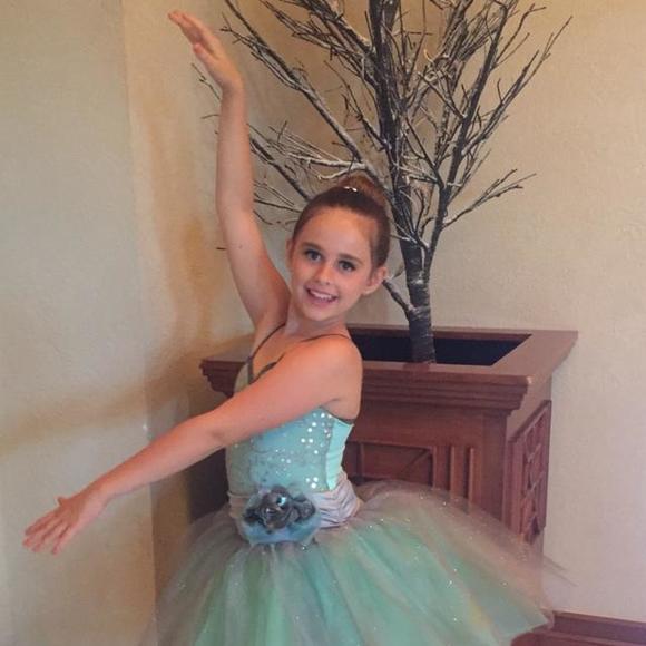 Caylin Elizabeth - Picture 2 of 4