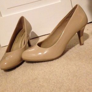 Classic nude pumps