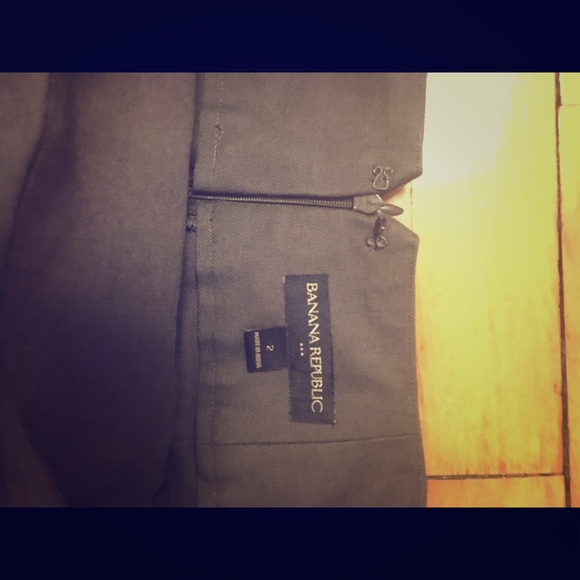 Barely worn classic banana republic pencil skirt.