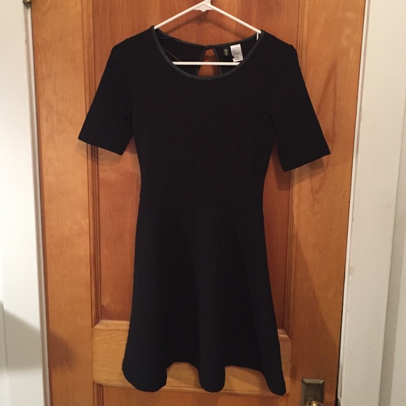 Divided black dress with pattern