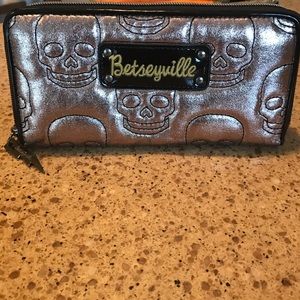 Betseyville Metallic Skull Wallet