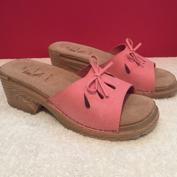 White Mountain Pink Suede Clogs