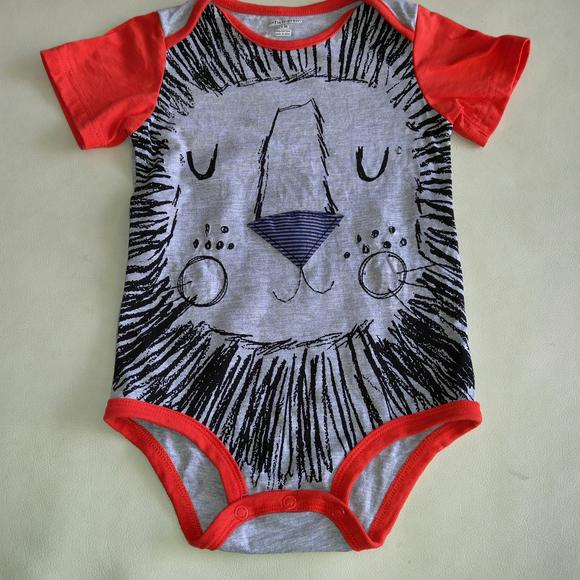 NWT Cute lion onesie, 6 mo