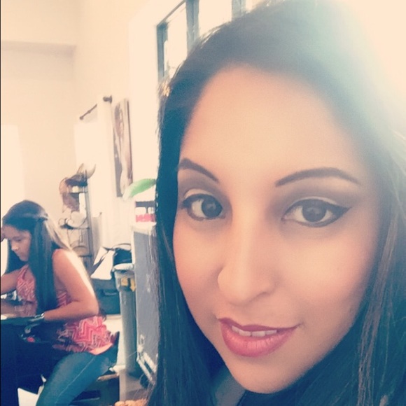 Meet your Posher, Claudia