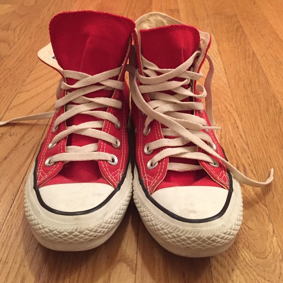 Red high-top classic converse sneaker, size 5.5
