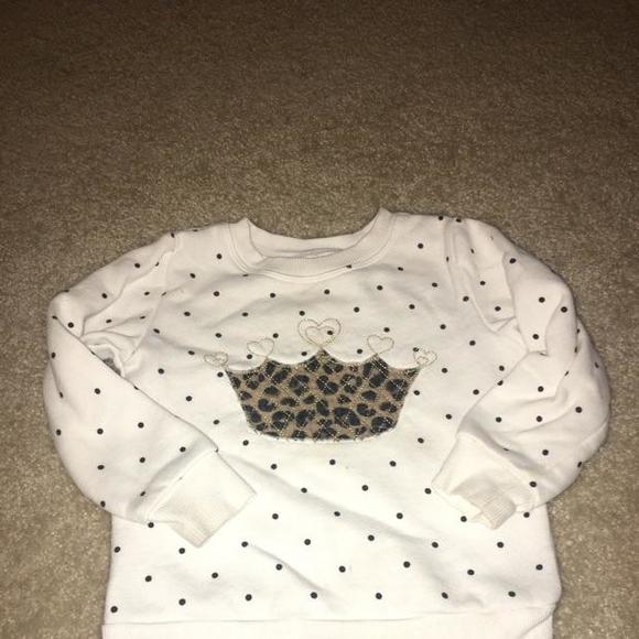 Queen appliqué polka dot sweat shirt.