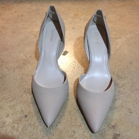 Calvin Klein - Nude kitten heel pumps