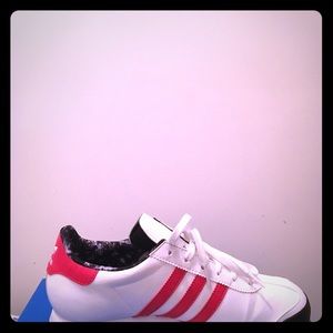 Adidas Originals kids size 7/Women's size 8.5