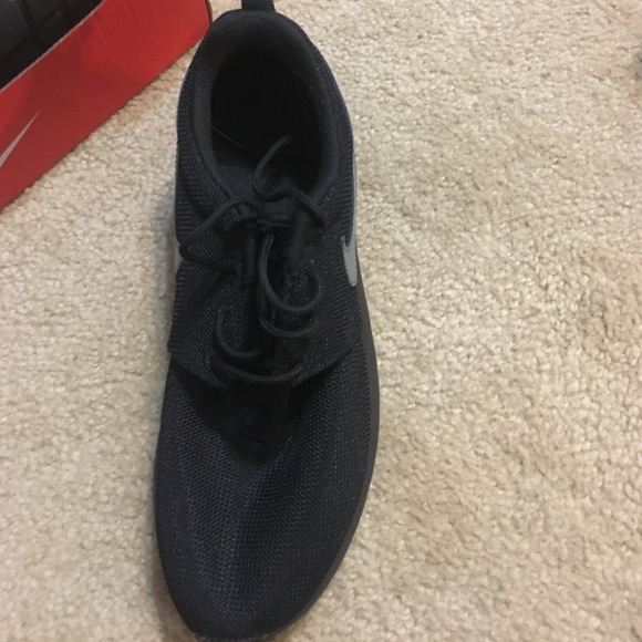 Nike's - Picture 3 of 4