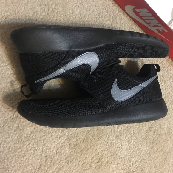 Nike's - Picture 4 of 4