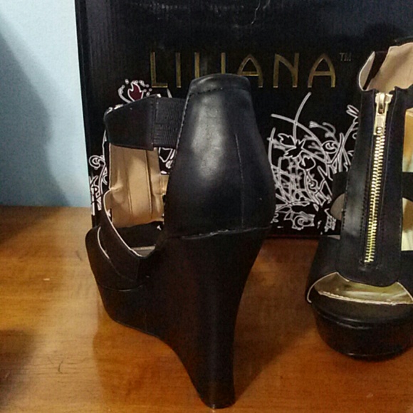 Liliana Black and Gold Zip Wedge Shoes $6 - Picture 3 of 3