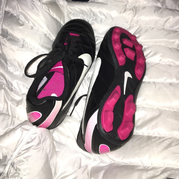 New Nike Cleats - Picture 1 of 2