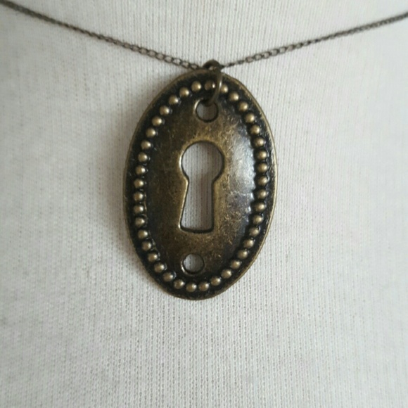 Keyhole charmed necklace - Picture 2 of 3