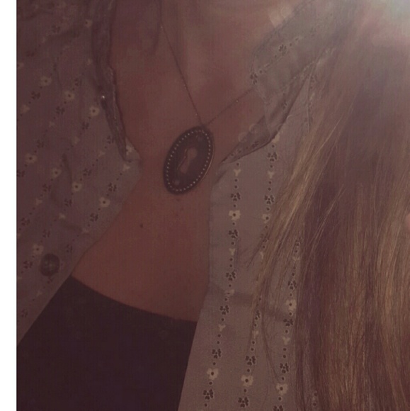 Keyhole charmed necklace - Picture 3 of 3