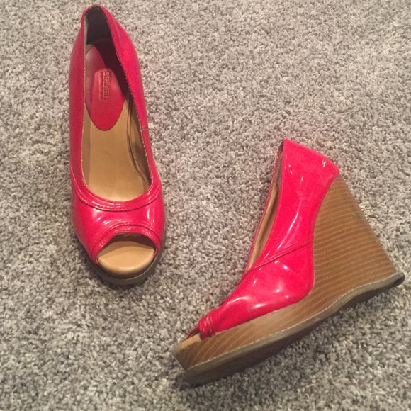 Red patent leather wedges