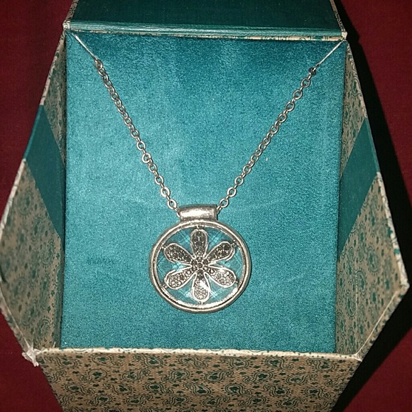 Flower Necklace - Picture 2 of 4
