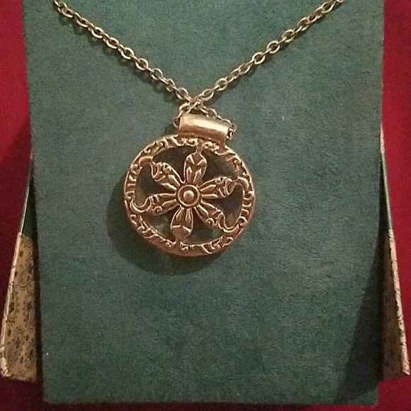 Flower Necklace - Picture 3 of 4