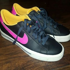 Brand New Nike Womens Sneaker
