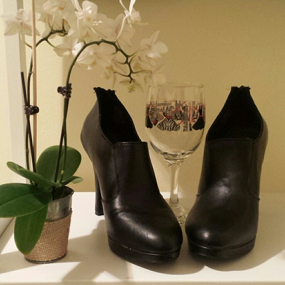 Apt. 9 Shoes - Apt 9 //Black Booties