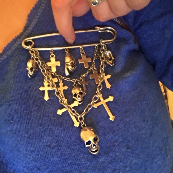 Skull Brooch huge safety pin cross chain long kilt - Picture 2 of 4