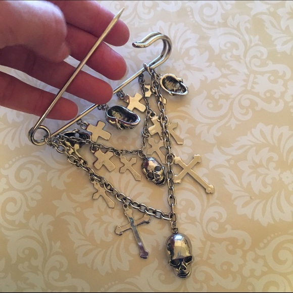 Skull Brooch huge safety pin cross chain long kilt - Picture 3 of 4