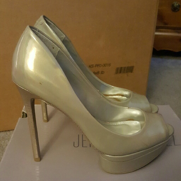 Flirty peep toes for any cute look! - Picture 2 of 3