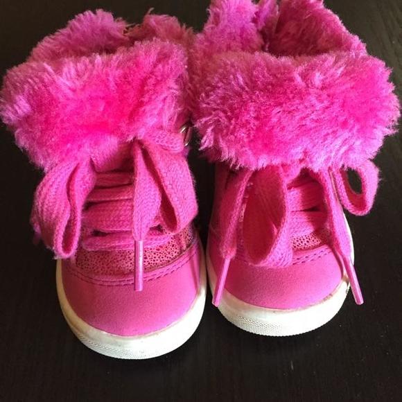 🎀 Faux Fur Hot Pink Zip up Hightop Sneakers 🎀