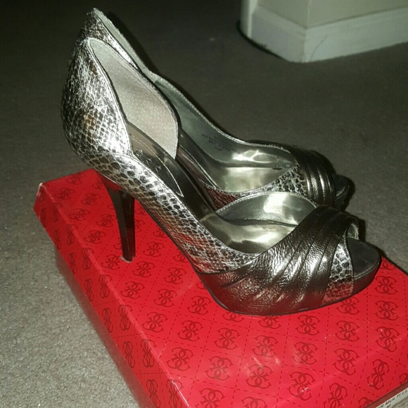 Beautiful gray snakeskin pattern peep toe pumps
