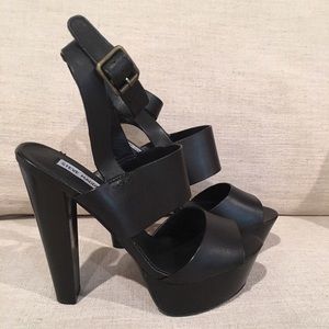 Steve Madden Dezzzy Platform Sandal