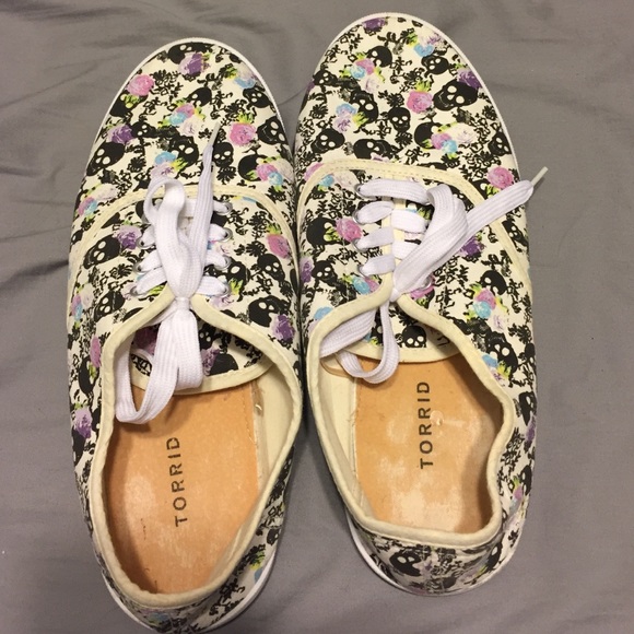 Skeleton pattern shoes