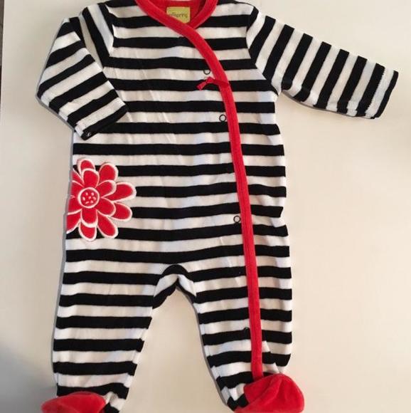 ✨OFFSPRING✨ Velour stripe footed onesie
