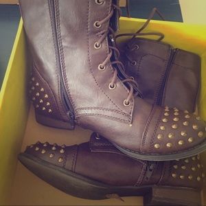 Lady studded toe boots