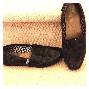 Black size 8 TOMS!