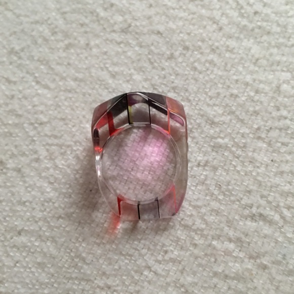 ‼️Vintage Lucite Ring‼️ - Picture 7 of 7