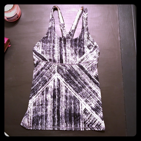 Lululemon like new -size 6