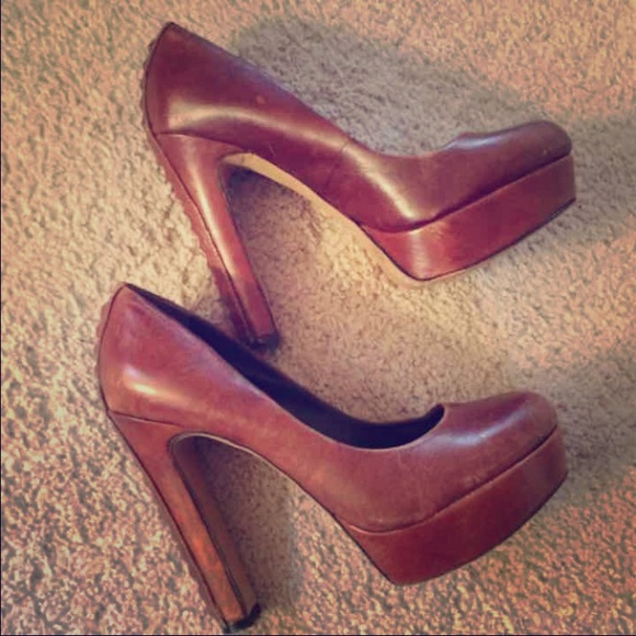 Beautiful Vince Camuto pumps size 6!